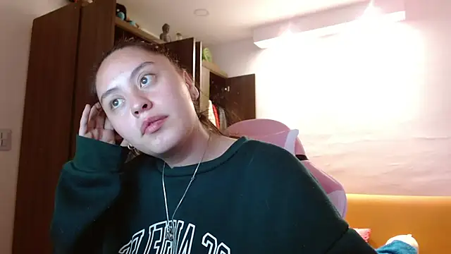 Snapshot of madissooon__ chatting on November 2025 04:02:02 AM madissooon online show from November 2025 04:02:02 AM