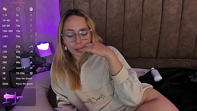 LanaMills  online show from November 2025 04:56:01 PM