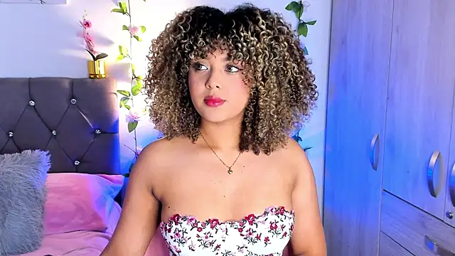 isajonnes18 online show from October 2025 09:45:01 PM