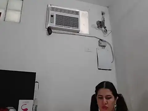 Snapshot of Bratzhot09 chatting on November 2025 01:04:02 PM Bratzhot09 online show from November 2025 01:04:02 PM