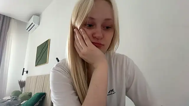 Snapshot of HeyMonkey_ chatting on May 2026 01:40:01 PM HeyMonkey online show from May 2026 01:40:01 PM