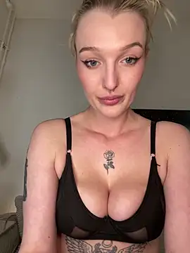 Snapshot of lovecassyrose chatting on April 2026 01:24:02 PM lovecassyrose online show from April 2026 01:24:02 PM