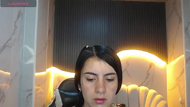 Eilyn love b online show from October 2025 12:46:01 PM