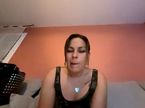 Snapshot of minettedusud chatting on November 2025 10:03:02 PM minettedusud online show from November 2025 10:03:02 PM