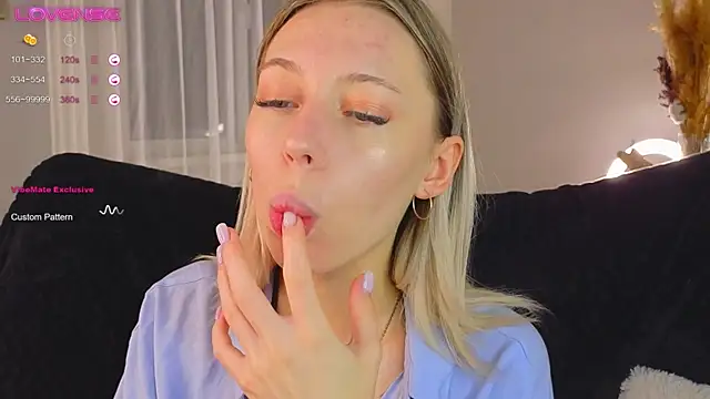 NyxaThorn online show from October 2025 02:42:02 PM