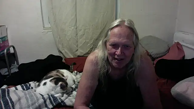 Snapshot of OldLadySara chatting on May 2026 11:29:02 AM OldLadySara online show from May 2026 11:29:02 AM