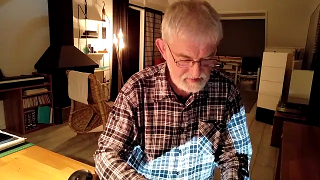 Snapshot of ewaldwillems99 chatting on November 2025 07:57:01 PM ewaldwillems99 online show from November 2025 07:57:01 PM