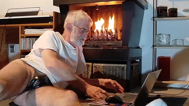 Snapshot of ewaldwillems99 chatting on December 2025 02:45:02 PM ewaldwillems99 online show from December 2025 02:45:02 PM