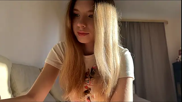 Snapshot of FruityXo chatting on October 2025 12:11:01 PM FruityXo online show from October 2025 12:11:01 PM