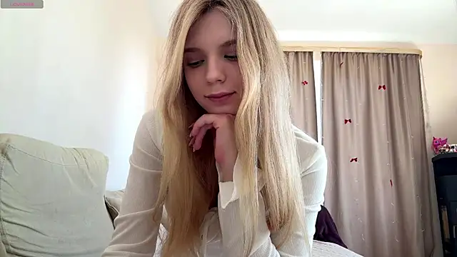 Snapshot of FruityXo chatting on April 2026 11:37:01 AM FruityXo online show from April 2026 11:37:01 AM