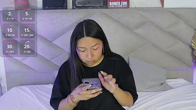 Snapshot of BellaRoux1 chatting on October 2025 12:06:01 PM BellaRoux1 online show from October 2025 12:06:01 PM