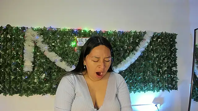 Snapshot of BellaRoux1 chatting on December 2025 12:00:01 PM BellaRoux1 online show from December 2025 12:00:01 PM