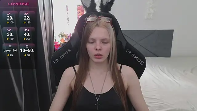 Luna Navy online show from September 2025 07:24:02 AM