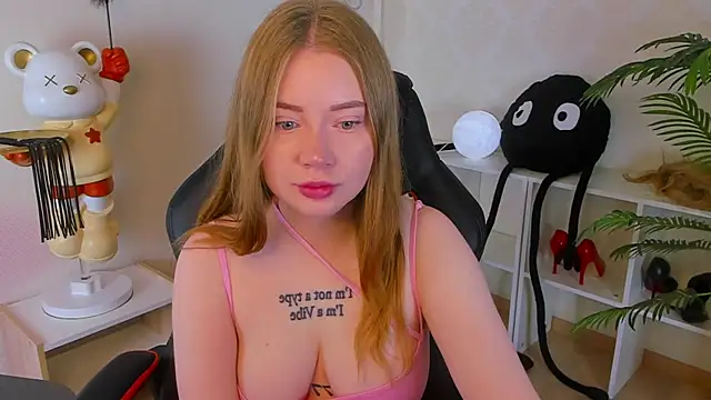 Snapshot of Lillie_Berry chatting on October 2025 04:46:02 AM Lillie Berry online show from October 2025 04:46:02 AM