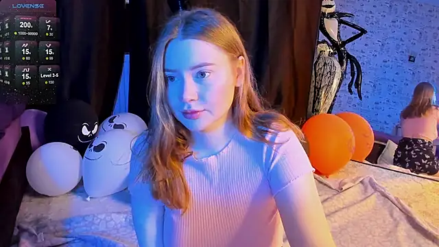 Snapshot of Lillie_Berry chatting on November 2025 04:25:01 AM Lillie Berry online show from November 2025 04:25:01 AM