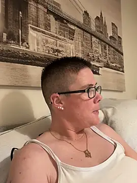 Snapshot of voluptuous-minx chatting on December 2025 04:45:02 PM voluptuous-minx online show from December 2025 04:45:02 PM