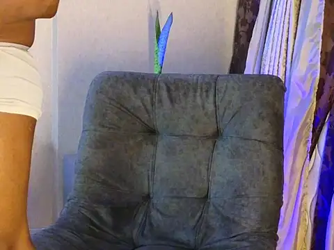 Snapshot of BenjaminCol_ chatting on October 2025 10:32:02 PM BenjaminCol online show from October 2025 10:32:02 PM