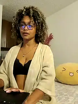 Snapshot of BiiancaEstradaa chatting on October 2025 04:12:02 AM BiiancaEstradaa online show from October 2025 04:12:02 AM