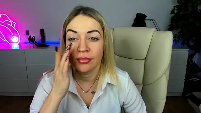 Anna Snows online show from December 2025 06:46:02 PM