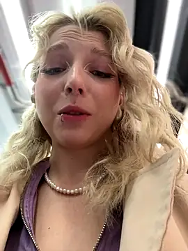 Snapshot of EveLittleSinner chatting on September 2025 09:00:02 AM EveLittleSinner online show from September 2025 09:00:02 AM