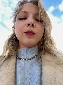 Snapshot of EveLittleSinner chatting on October 2025 08:44:02 AM EveLittleSinner online show from October 2025 08:44:02 AM