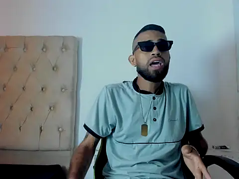 adri sexboy229 online show from September 2025 02:07:01 PM