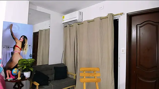 Snapshot of zou_quira chatting on February 2026 01:45:01 AM zou quira online show from February 2026 01:45:01 AM