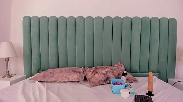 EmilyHanks  online show from November 2025 11:15:01 PM