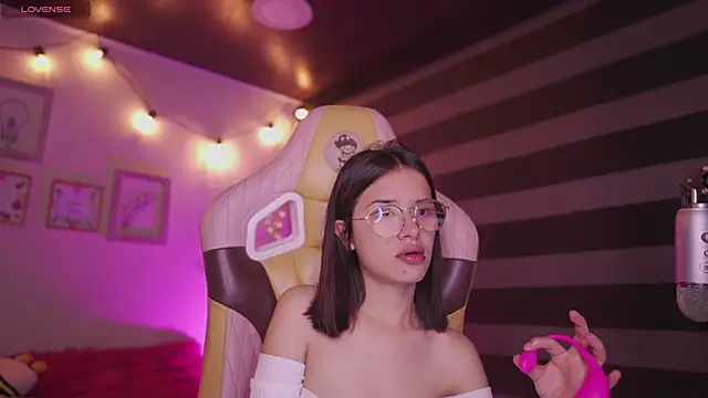 Snapshot of Lana_Dreams_ chatting on November 2025 12:43:01 AM Lana Dreams online show from November 2025 12:43:01 AM