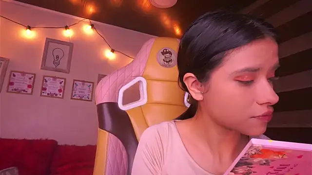 Snapshot of Lana_Dreams_ chatting on November 2025 12:33:01 AM Lana Dreams online show from November 2025 12:33:01 AM