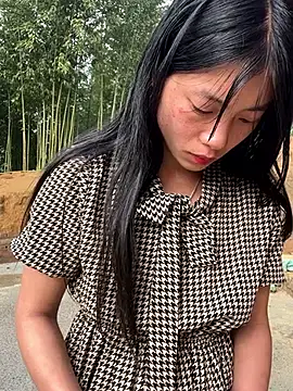 Snapshot of EmLy02 chatting on April 2026 01:03:01 AM EmLy02 online show from April 2026 01:03:01 AM