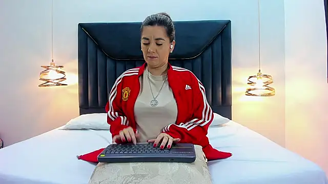 Snapshot of AuraEvens chatting on September 2025 12:17:02 PM AuraEvens online show from September 2025 12:17:02 PM