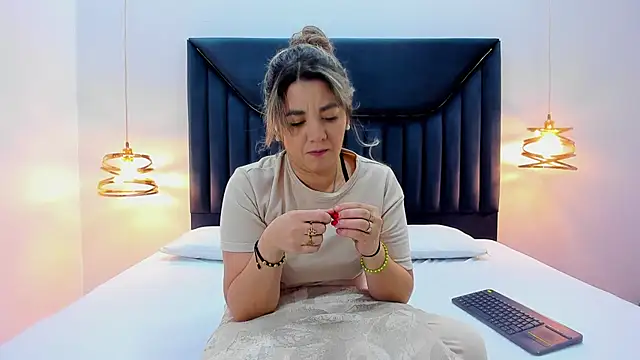 Snapshot of AuraEvens chatting on September 2025 12:08:02 PM AuraEvens online show from September 2025 12:08:02 PM