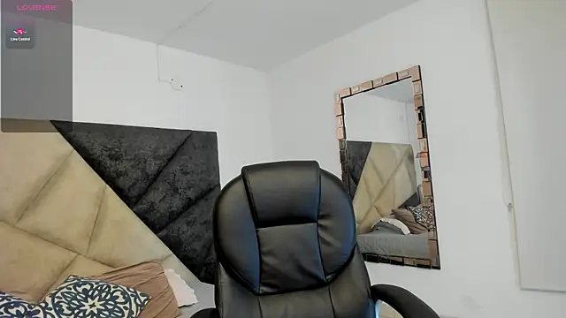 Snapshot of SaraWagner_ chatting on October 2025 12:00:02 AM SaraWagner online show from October 2025 12:00:02 AM