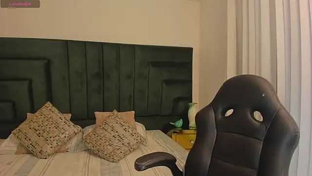 Snapshot of SaraWagner_ chatting on October 2025 12:08:02 AM SaraWagner online show from October 2025 12:08:02 AM