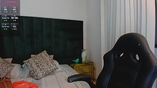 Snapshot of SaraWagner_ chatting on October 2025 12:44:01 AM SaraWagner online show from October 2025 12:44:01 AM