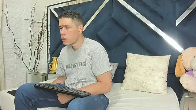 Snapshot of CandyandSteven chatting on September 2025 02:48:02 AM CandyandSteven online show from September 2025 02:48:02 AM