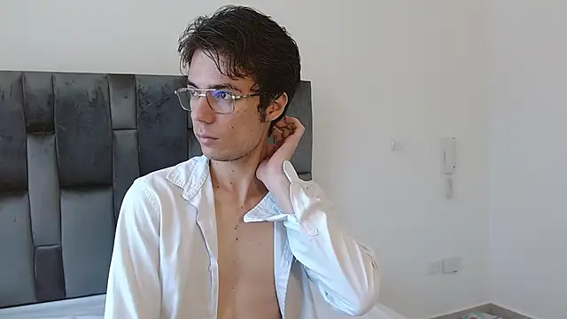 Snapshot of VIKTORNOIR chatting on October 2025 01:44:01 PM VIKTORNOIR online show from October 2025 01:44:01 PM