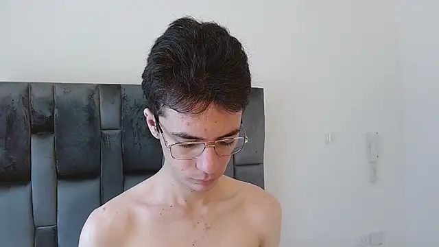 Snapshot of VIKTORNOIR chatting on October 2025 02:29:01 PM VIKTORNOIR online show from October 2025 02:29:01 PM