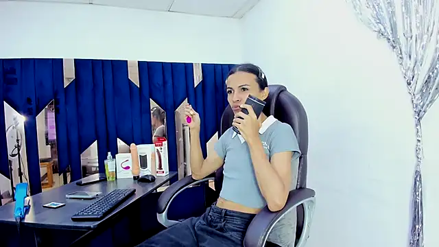 Aisha hotts777 online show from July 2026 07:39:01 PM