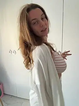 TenderLaGlamor online show from November 2025 12:20:01 PM