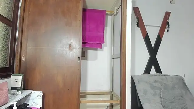 EmmaHollis online show from October 2025 12:35:02 PM