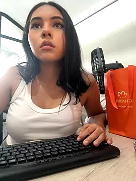 Snapshot of AlinnaRosee_ chatting on December 2025 04:35:01 PM AlinnaRosee online show from December 2025 04:35:01 PM