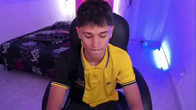 Aron Boyy online show from December 2025 07:33:02 PM