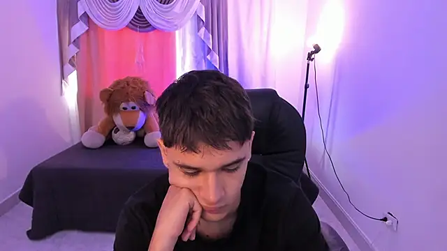 Aron Boyy online show from April 2026 07:25:02 PM