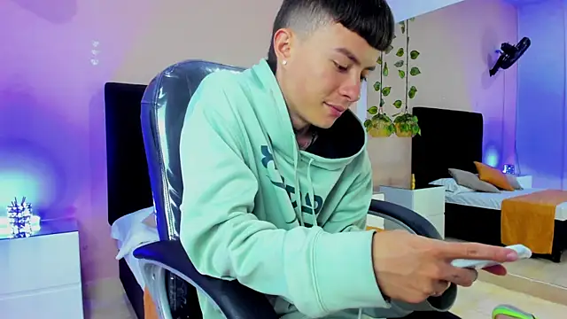 Nascary Fox online show from November 2025 08:00:01 PM