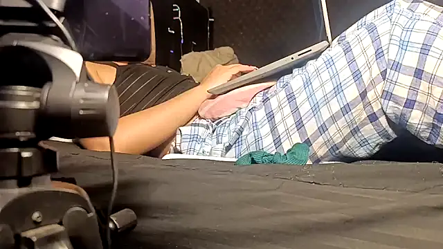 Snapshot of Yuli-27 chatting on December 2025 07:03:01 AM Yuli-27 online show from December 2025 07:03:01 AM