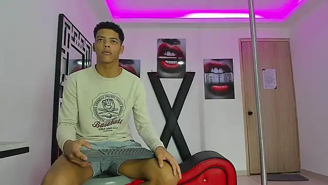 PRETTY FEM online show from October 2025 03:24:01 PM