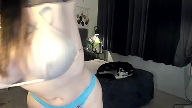 Snapshot of OliviaWho chatting on September 2025 12:00:02 AM OliviaWho online show from September 2025 12:00:02 AM