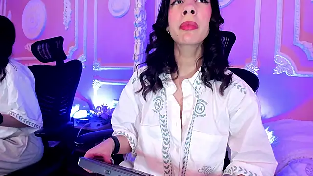 aitana johns online show from November 2025 12:16:01 PM